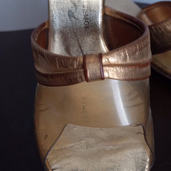 VINTAGE 50S 60S SOPHISTICATES GOLD LEATHER AND PLASTIC MULES HEELS 7 - Picture 7 of 8